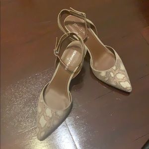 Donald Pliner Ladies size 8 neutral dress shoe